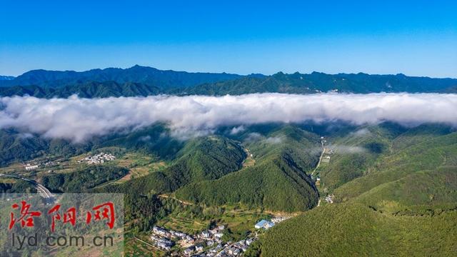 栾川县重渡沟示范区：雾漫山乡景如画