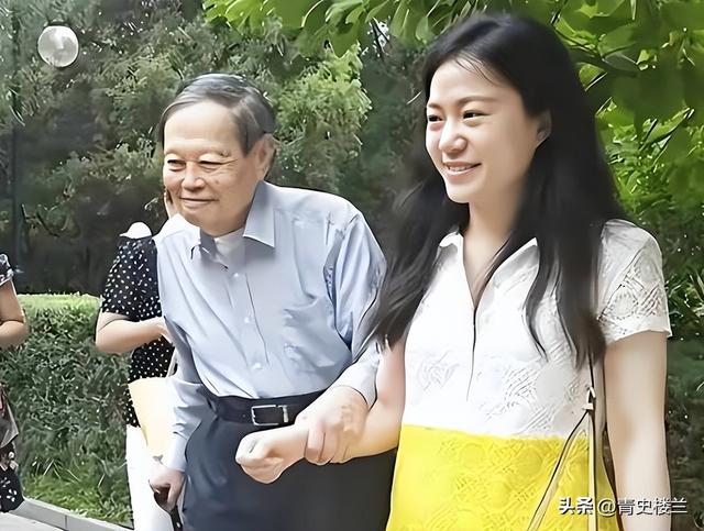 杨振宁去世后，翁帆再发文，49岁无子女的她，早已被安排好了退路