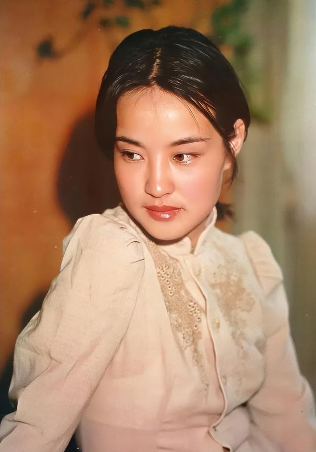 前后仅隔11天，75岁刘晓庆再次迎来好消息，终究她还是跨出这步
