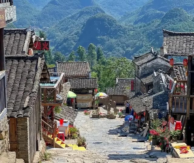 广东清远千年瑶寨景区1张“放行条”被游客吐槽吃相难看