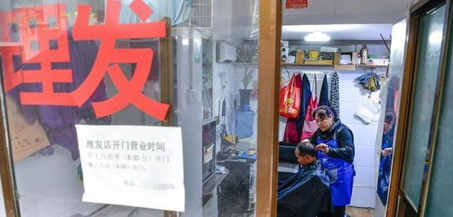 全国理发店陷入倒闭潮，不是没客人！而是自己把自己玩黄了！
