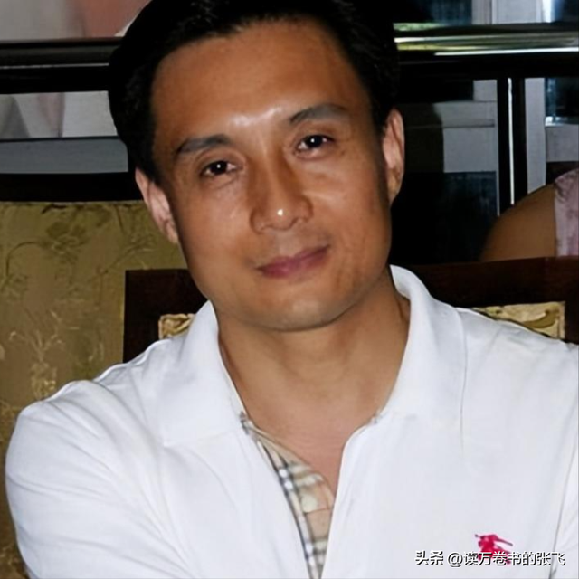 他被谢霆锋打成重伤，发妻6次流产绝情离开，如今街头卖卤肉为生