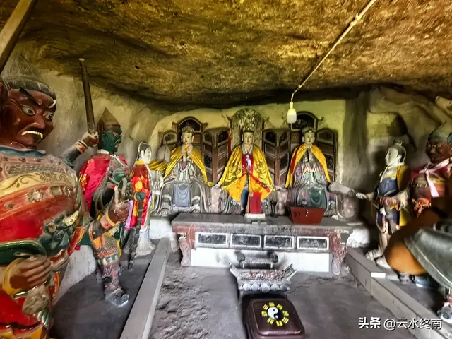 邱祖驻足的青崖洞“低头吸腹夹破头”：除了洞连洞还有“一线天”