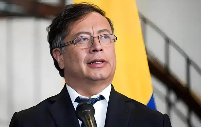 哥伦比亚富油区变战场，美军舰开火屠杀平民，佩特罗和特朗普对骂