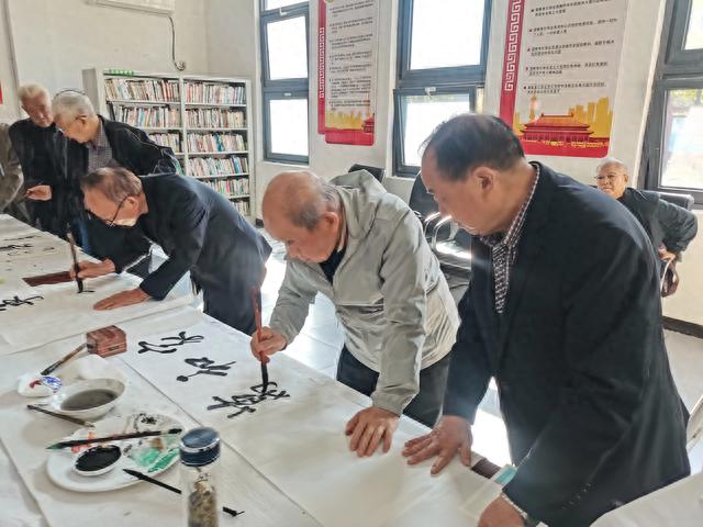 重阳佳节将来临 创作墨宝送老人