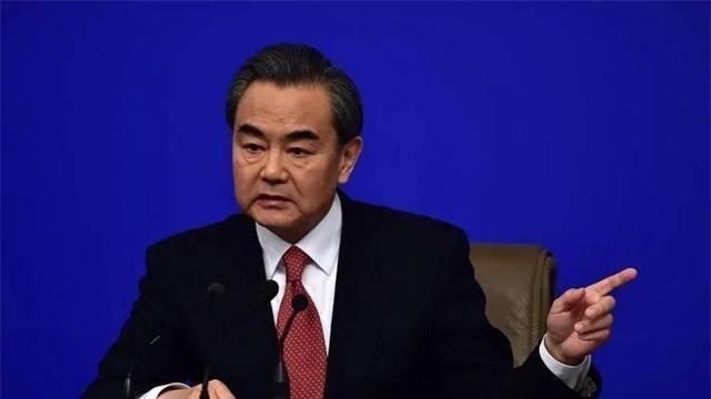 李在明拒绝出席中国阅兵，王毅挂断电话，送了韩国一句话