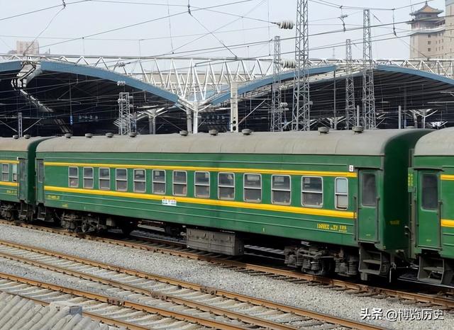 明明高铁更快，为啥还有人守着绿皮火车跑一夜，答案比你想的现实