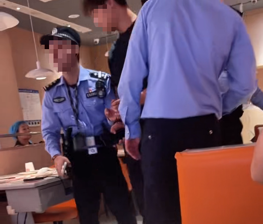 小伙和女友餐厅吃饭，被民警赶来戴铐带走；青岛警方：其女友与一离家女孩“撞脸”，错抓已道歉
