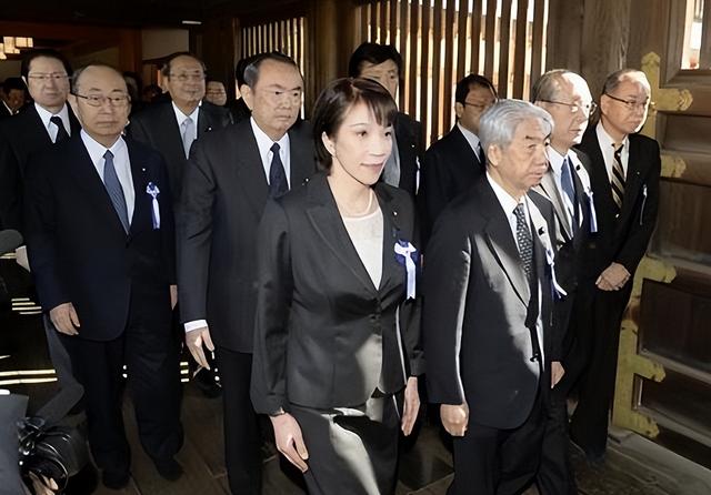 迟迟等不到北京贺电后，高市早苗公开道歉，日本社会面临巨大难题