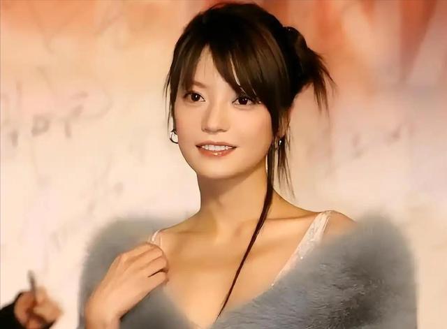 死心不息！劣迹艺人赵薇走投无路，15岁女儿成她的最后一根稻草