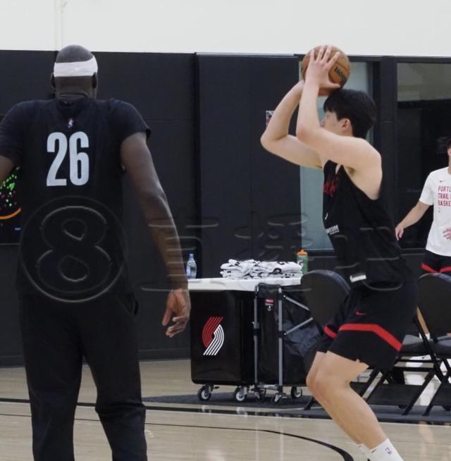 杨瀚森3个月增重16斤，副作用不会投篮了，训练9中3，自己都摇头