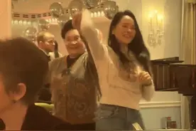 恩利晒伦敦幸福跨年，伊能静拉着婆婆一起跳舞，恩利超爱这个奶奶图片