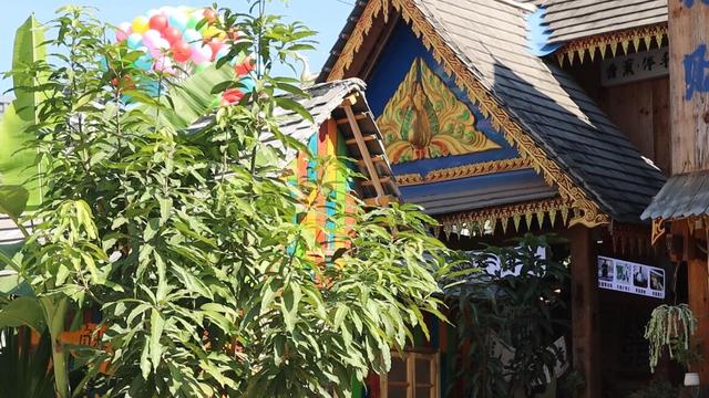 云南边境西双版纳，真正的千年古寨，当地村民还住在吊脚楼中
