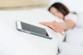 睡前玩手机竟有致癌风险？医生提醒：不加控制，或落下5个毛病！图片