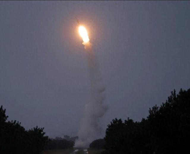 金正恩亲临现场！一颗导弹砸向日本海，朝方出手，高市早苗傻眼了