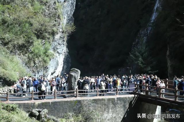 国庆第三日，官鹅沟秋色正浓人气旺