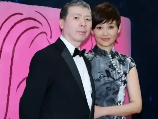 徐帆不再隐忍，高调回应和冯小刚离婚传闻，16字回应字字扎心