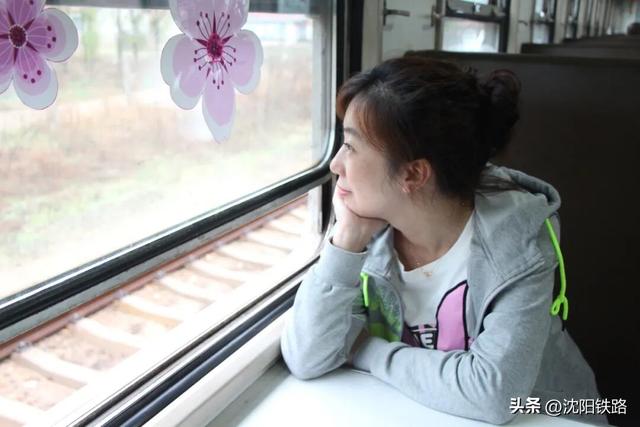 金秋赏枫，乘火车共赴秋日浪漫之约
