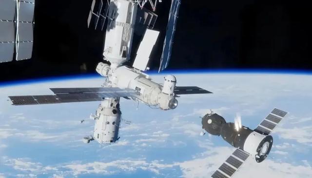 大批星链卫星突然坠落地球！中国空间站有3名航天员，怎么应对