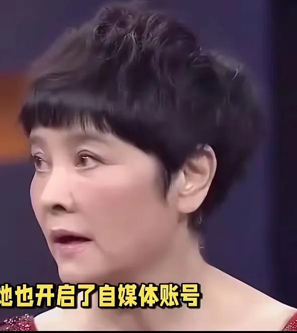 63岁冯远征带71岁妻子梁丹妮回陕西韩城老家，两人牵手逛景点