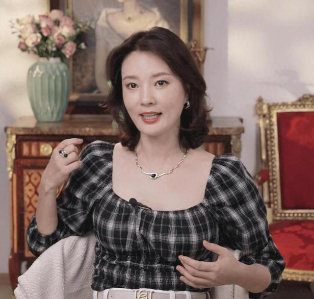 她是央视最惨女主持，男友判死缓丈夫狱中惨死，如今48岁依旧单身