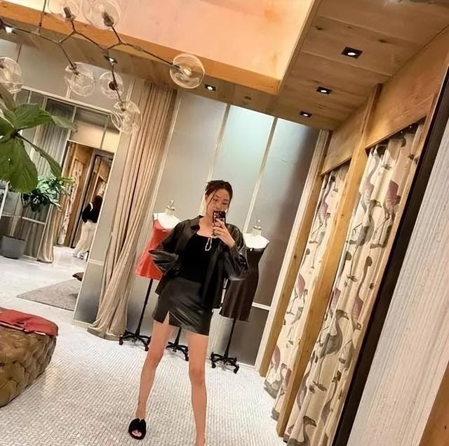 女排名将：远嫁美国，开豪车、住豪宅，53岁老公身材依然健硕