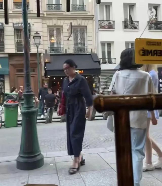 金星不穿旗袍了，58岁开始发福脸已经馒化，含胸驼背看上去像男人