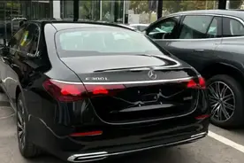 2025款奔驰E300，内饰科技感加强，搭载2.0T+48V轻混，动力很强劲图片