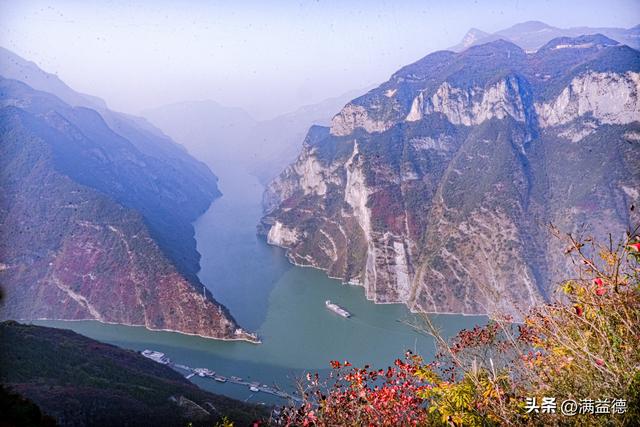 冬日巫山：红叶浸透风骨，江山如画