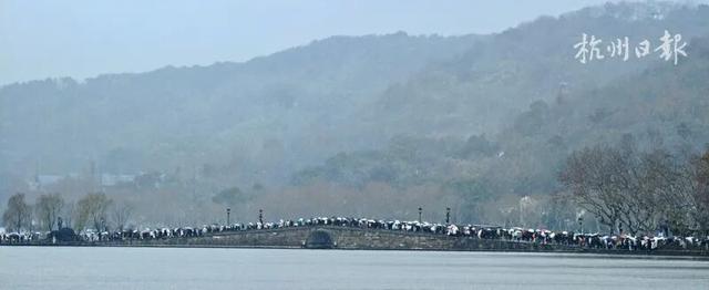 此刻断桥！人人人人雪人人人人人！有人拎着行李箱就来了：太惊喜了