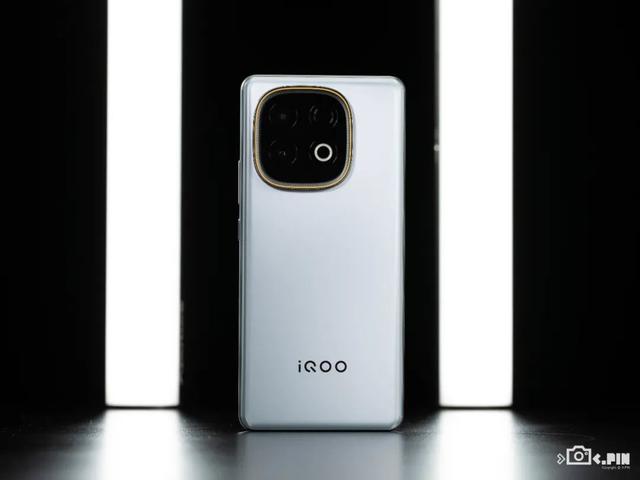 超大电池+旗舰性能=2199？iQOO新机把钱花在了刀刃上