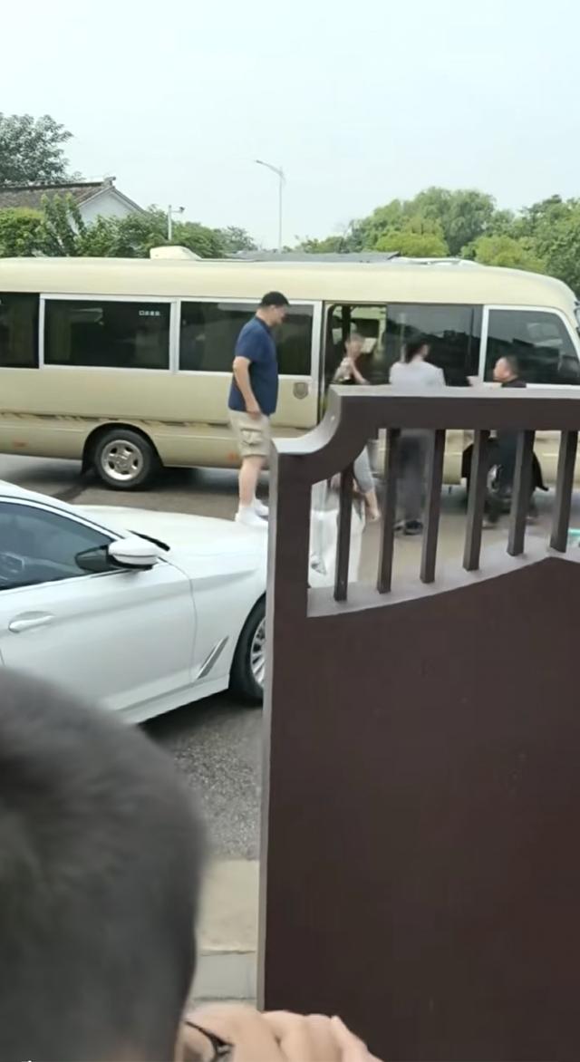 姚明国庆带一家人江苏旅游，女儿姚沁蕾15岁身高1米93打扮太成熟