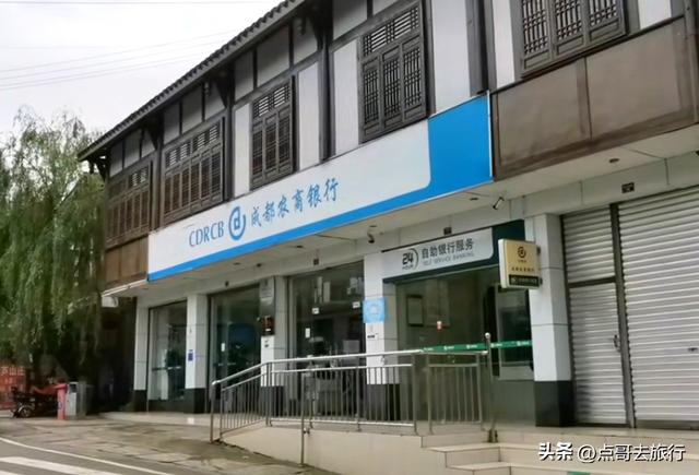 成都龙泉山被冷落的古场镇，街上空无一人，美食诱人被严重低估！