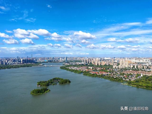 蓝天白云下的无锡蠡湖，浪漫如诗，心随浪逐，梦与湖共舞。