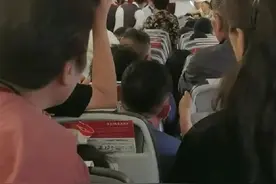 女子躺座椅致航班延误两小时，专家称或危及航空安全图片