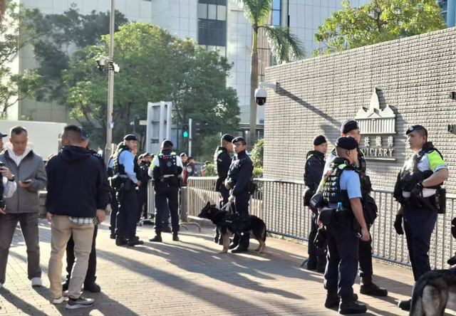 刚刚！乱港首恶分子黎智英被判三罪全部成立！现场部分乱港分子入庭旁听，场外警方出动反恐特勤队严阵以待！