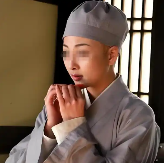 揭秘尼姑庵真相：表面佛门实则妓院，穿黑丝戴假发，香客人来人往