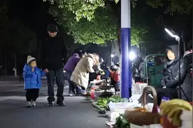县政府门前摆地摊，连“面子”也不要啦？图片