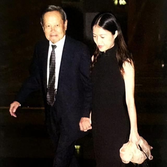 杨振宁妻子翁帆曾自白：为了丈夫的身体，我16年来都是早睡早起