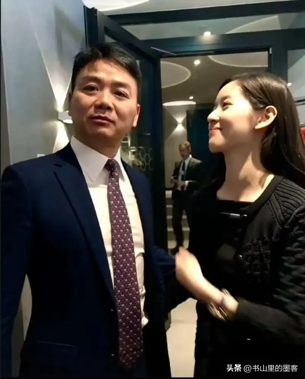 章泽天陪刘强东迪拜过圣诞，疑住3万一晚酒店，打扮精致却穿脏鞋