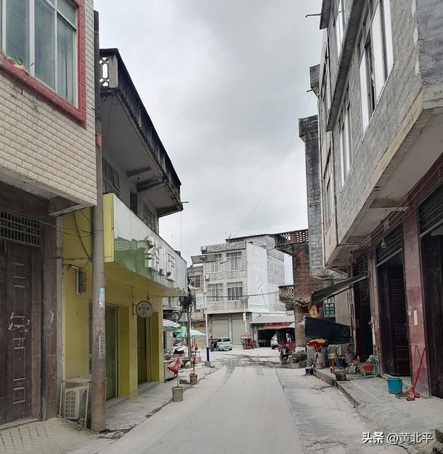 广西百色平果市与田东县交界的山区里有个小乡，没有海却叫海城