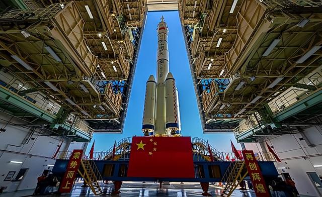 神舟二十号航天员返航因碎片风险紧急推迟，美军武器逼近太空