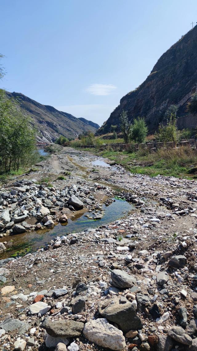 呼和浩特哈拉沁沟，一条小河从两山峡谷流出，步行只能走小路