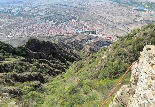 到河北张家口登鸡鸣山