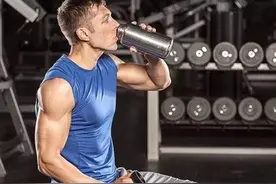 自然健身 喝蛋白粉与喝牛奶哪个好？图片