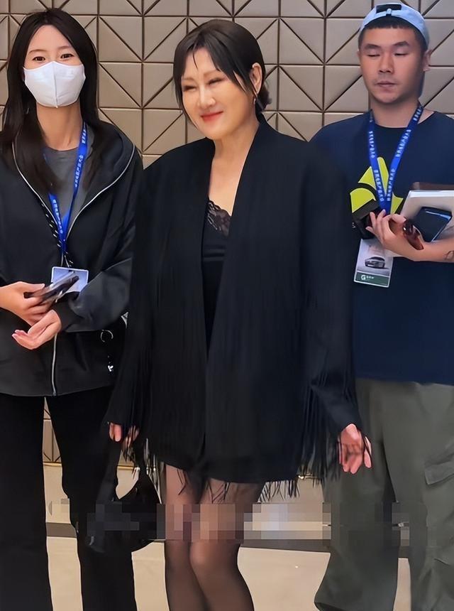 51岁林志玲突然现身上海，四肢干瘦脸圆又肿	，穿印花黑丝努力扮嫩