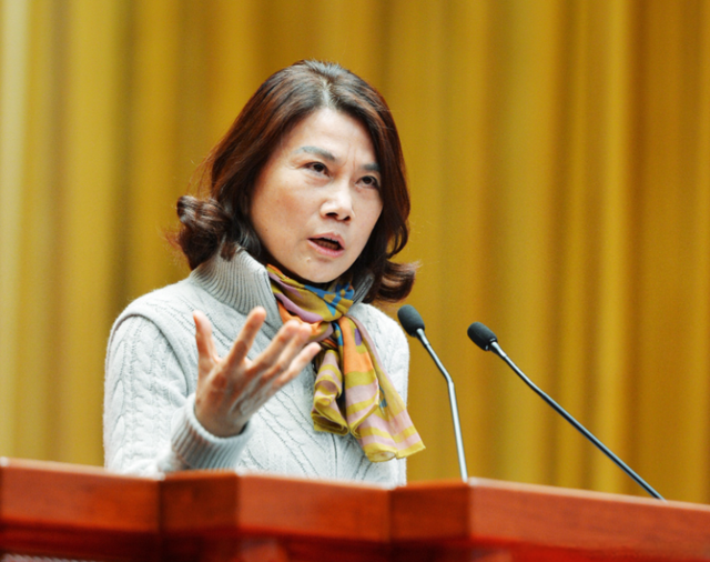 雷军没想到，十亿赌约12年后，董明珠一个举动再令所有人刮目相看