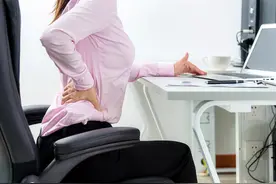 阿姨腰腿屁股疼，不能坐不能走，怎么治都不见效，原因竟然在这？图片