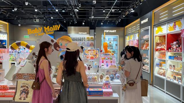 年薪300万！LV高管空降泡泡玛特，奢侈品牌与潮玩要擦出什么火花