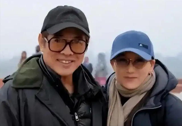 同样是李连杰的女人，64岁黄秋燕和63岁利智对比，简直天差地别